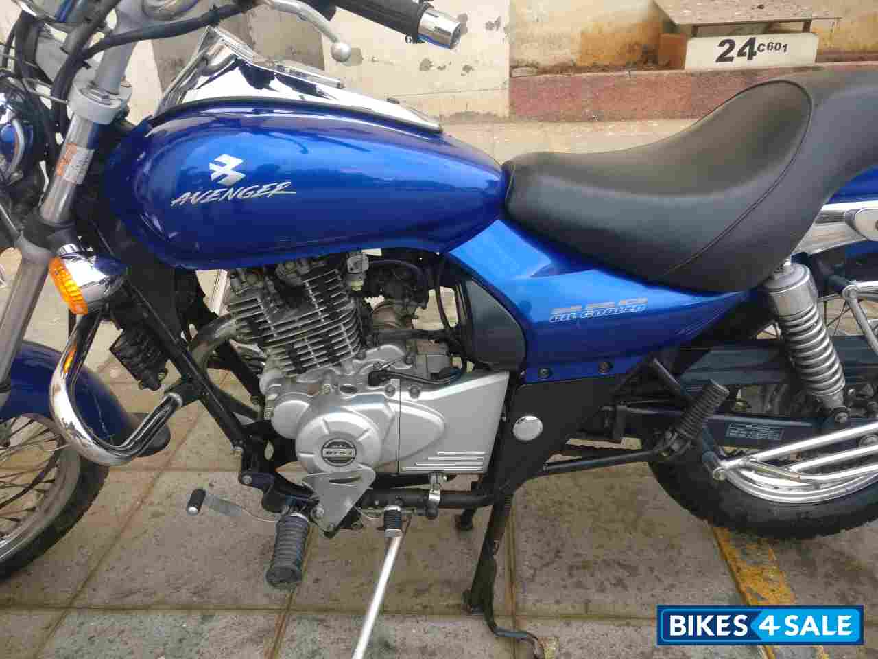 Plasma Blue Bajaj Avenger 220 DTS-i
