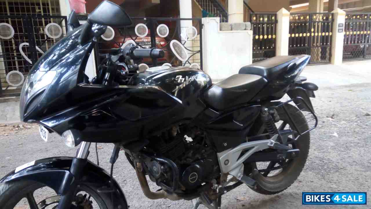 Black Bajaj Pulsar 220 DTSFi
