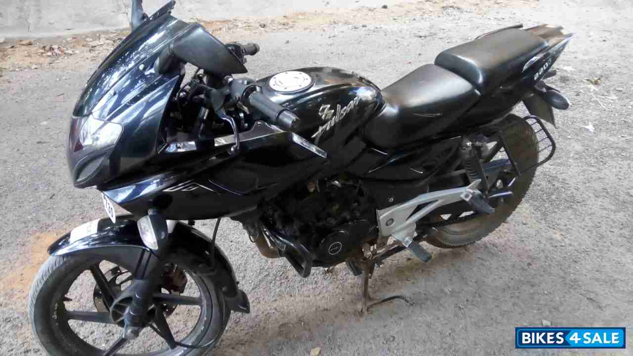 Black Bajaj Pulsar 220 DTSFi
