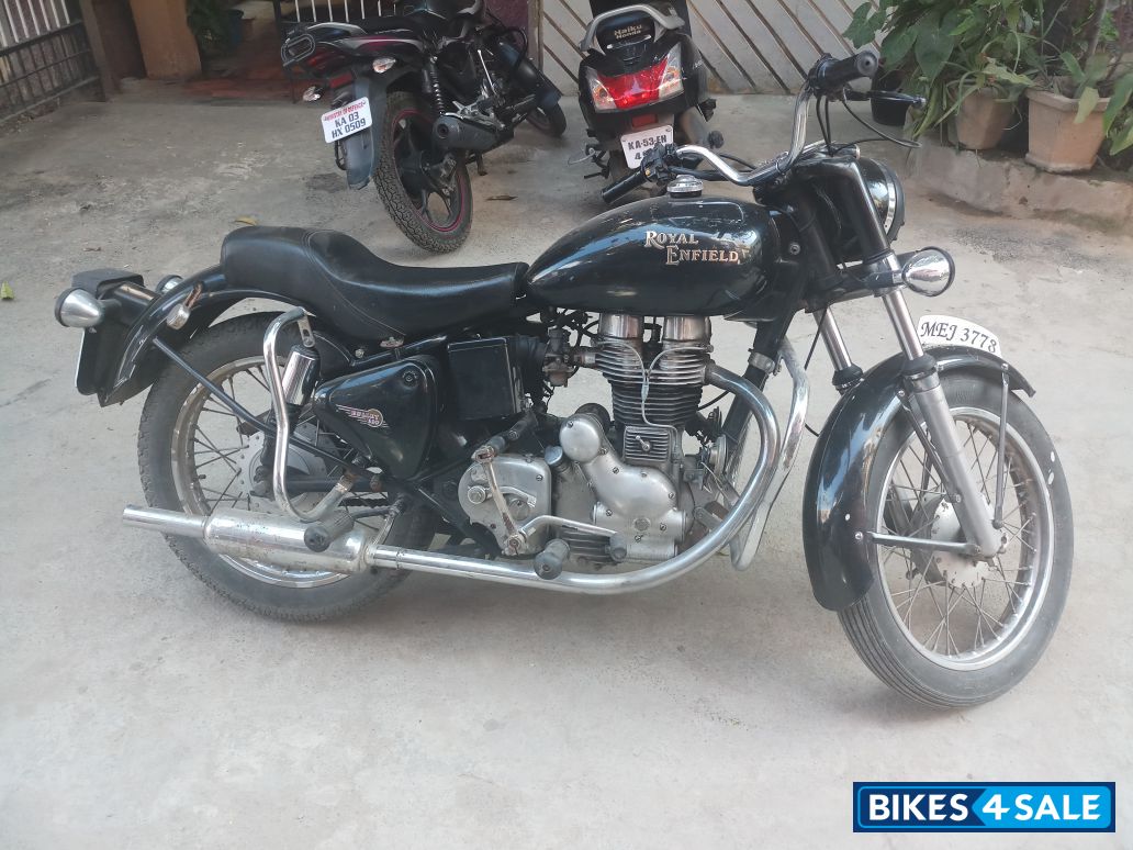 Black Royal Enfield Bullet