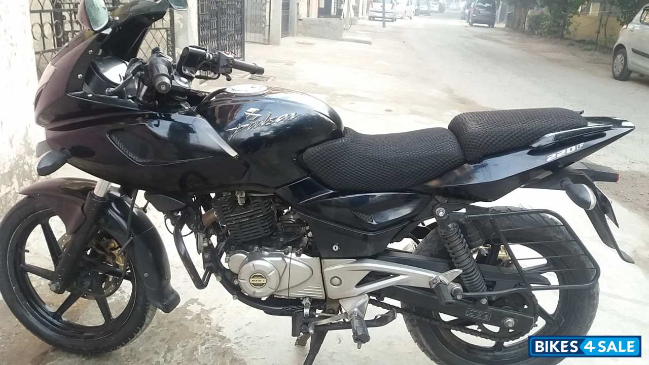 Black Bajaj Pulsar 220 DTSi