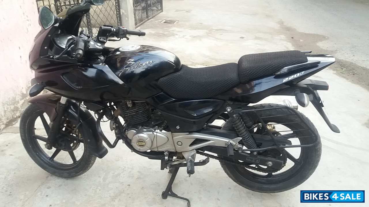 Black Bajaj Pulsar 220 DTSi