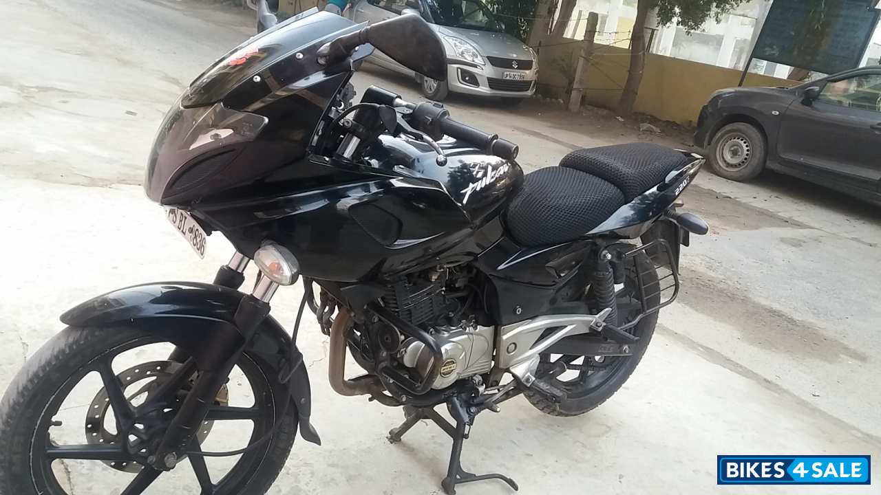 Black Bajaj Pulsar 220 DTSi