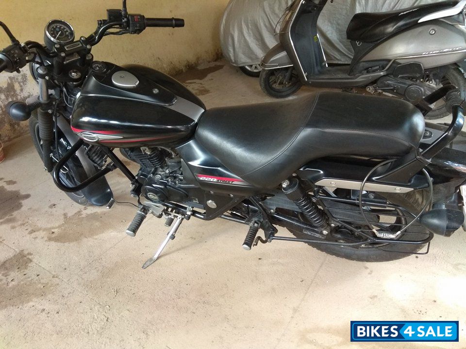 Black Bajaj Avenger Street 220 Black Bajaj Avenger Street 220