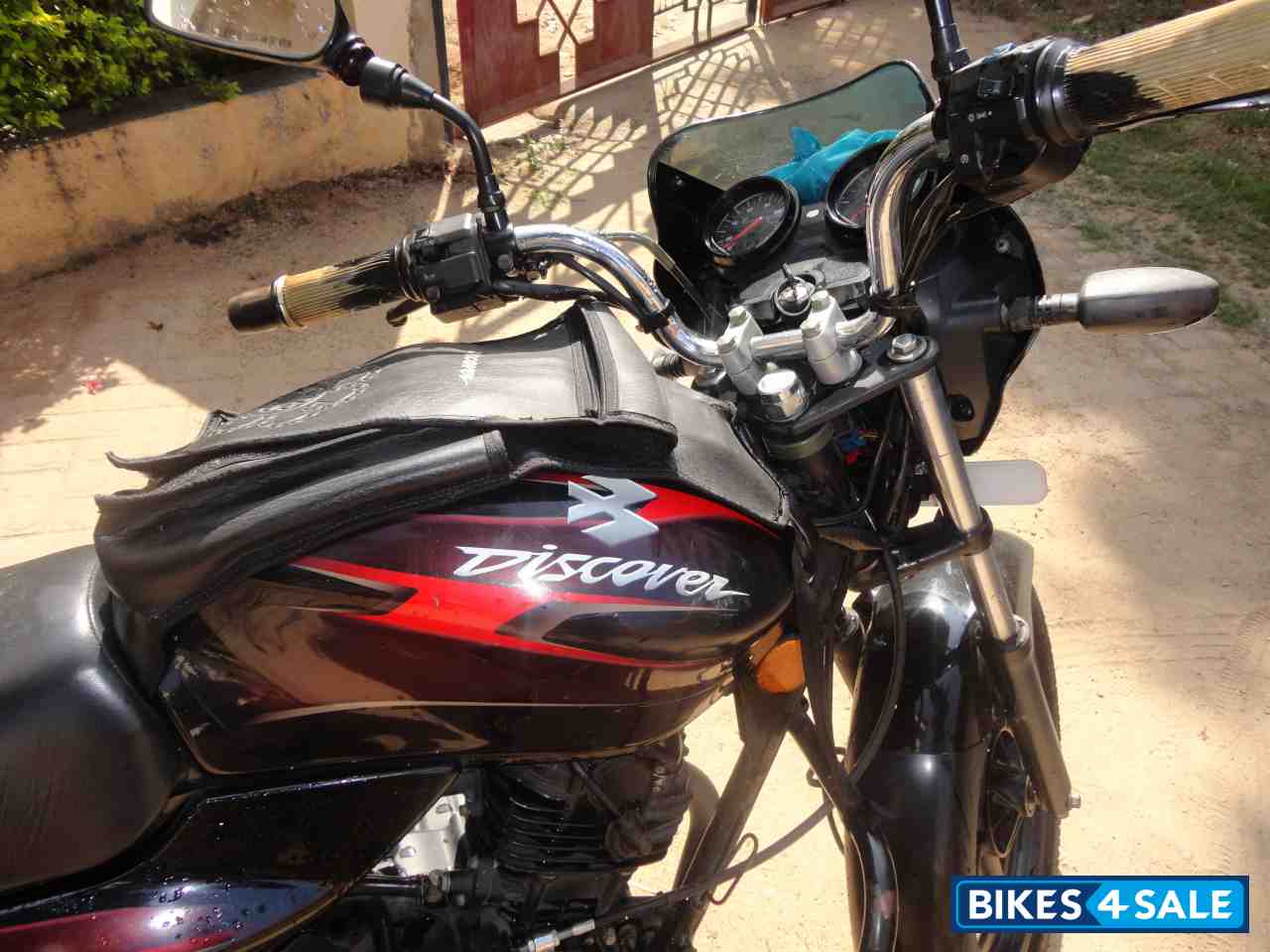 Black And Red Bajaj Discover DTSi 125