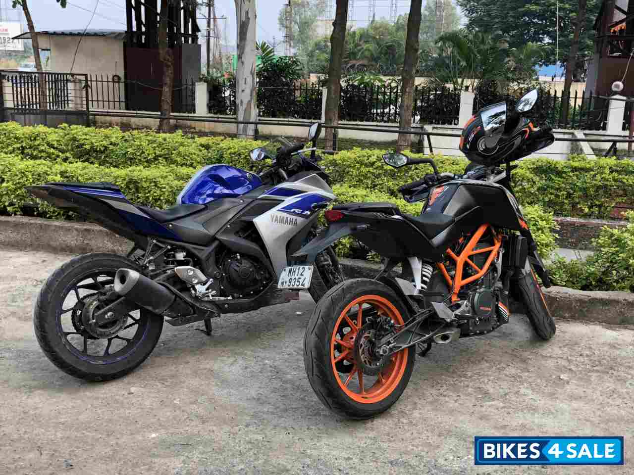 Black KTM Duke 390