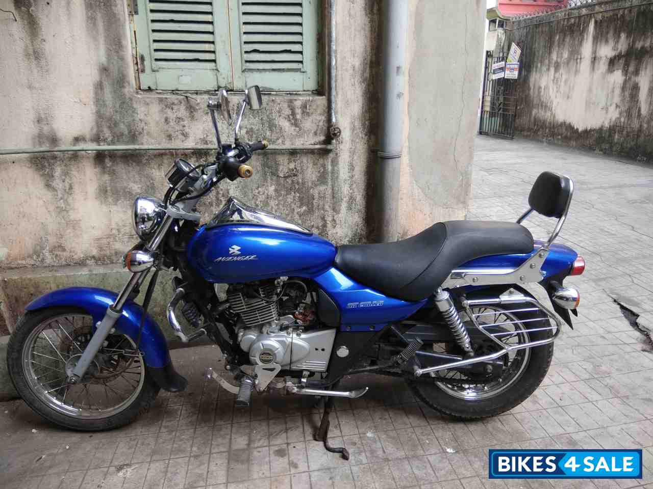 Blue Bajaj Avenger 220 DTS-i