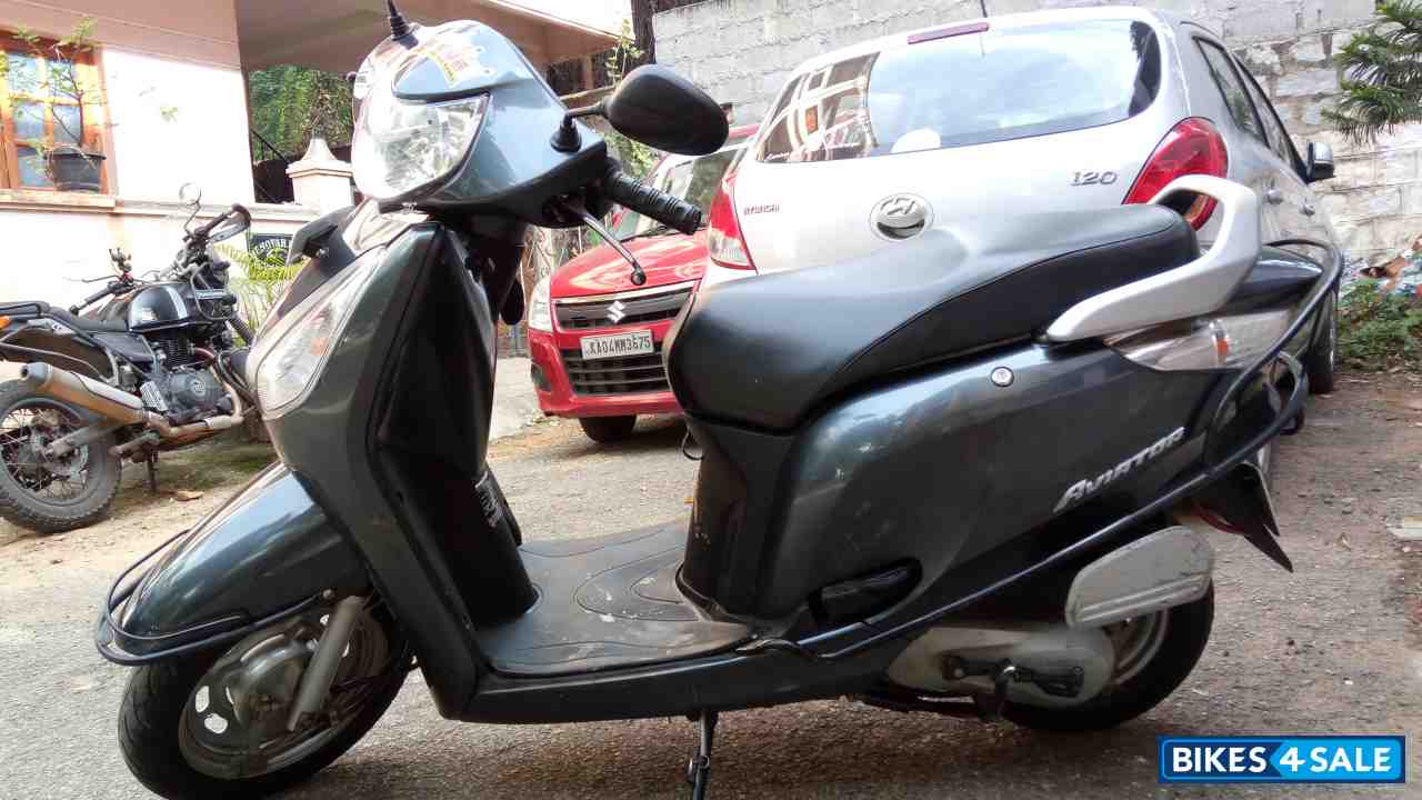 Grey Honda Aviator