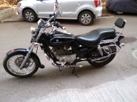 Black Bajaj Avenger 220 DTS-i