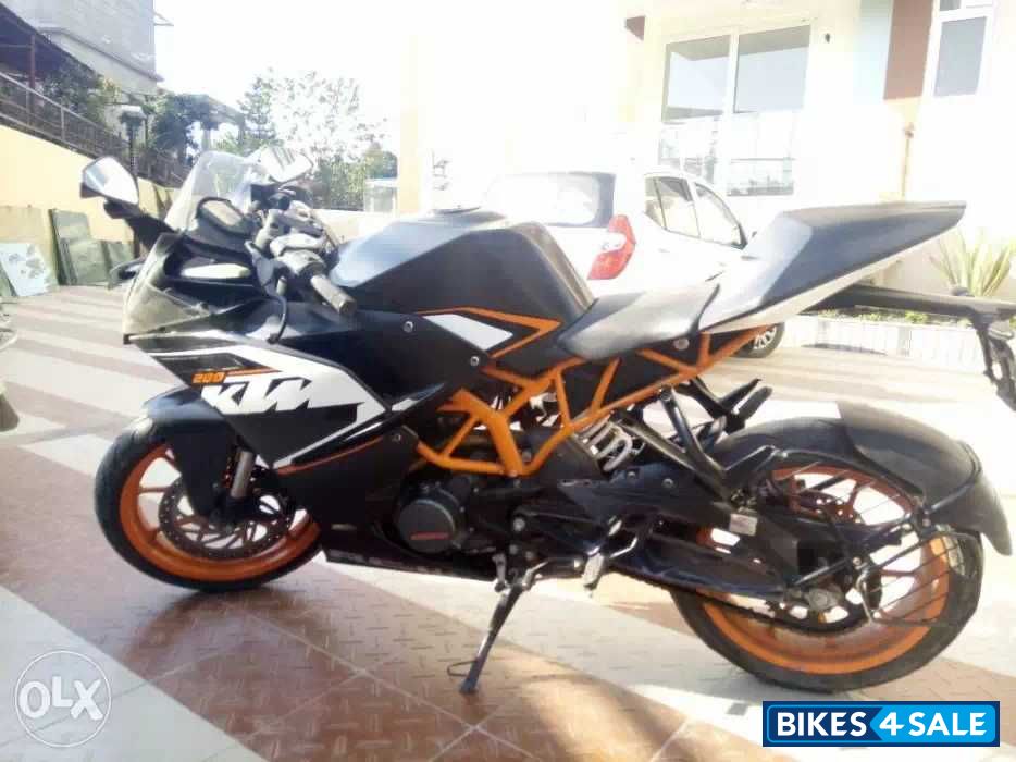 Black KTM RC 200