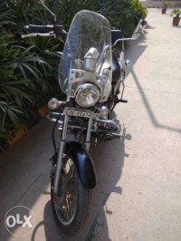 Black Bajaj Avenger Cruise 220