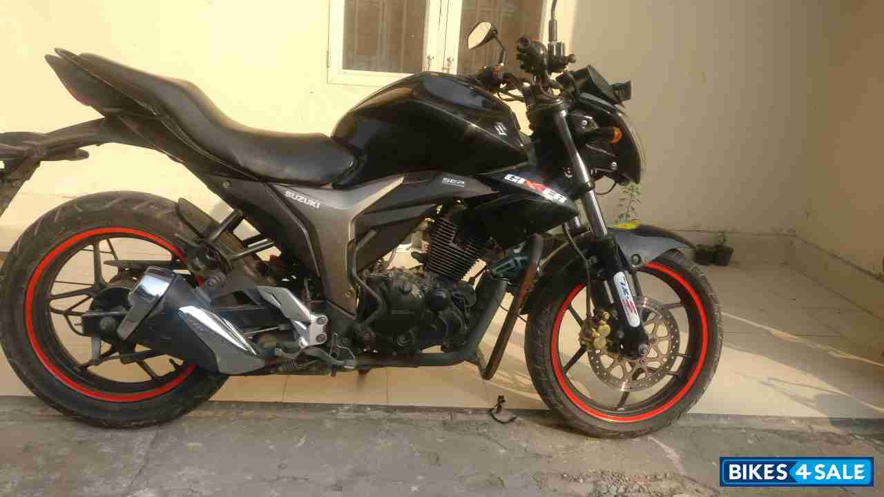 Black Suzuki Gixxer 150