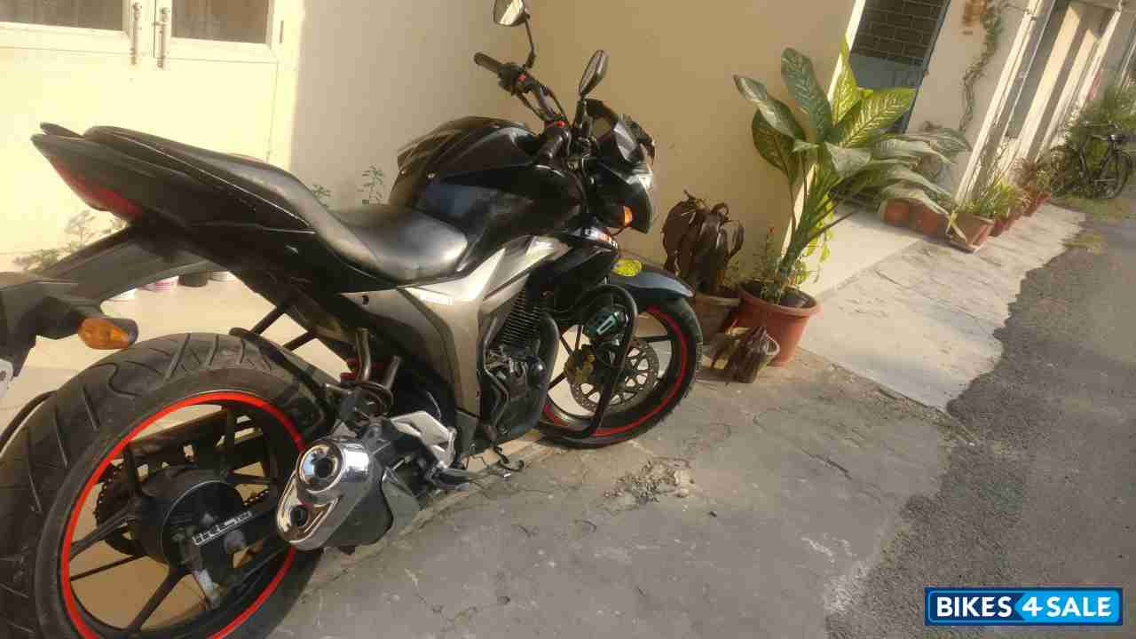 Black Suzuki Gixxer 150 Black Suzuki Gixxer 150
