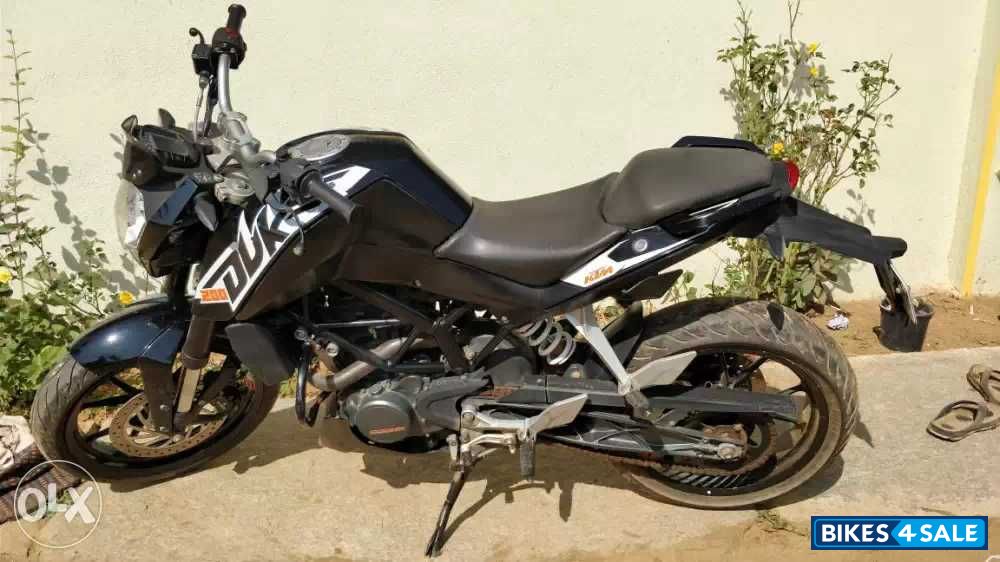Black KTM Duke 200