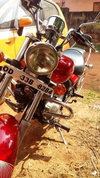 Red Bajaj Avenger 220 DTS-i