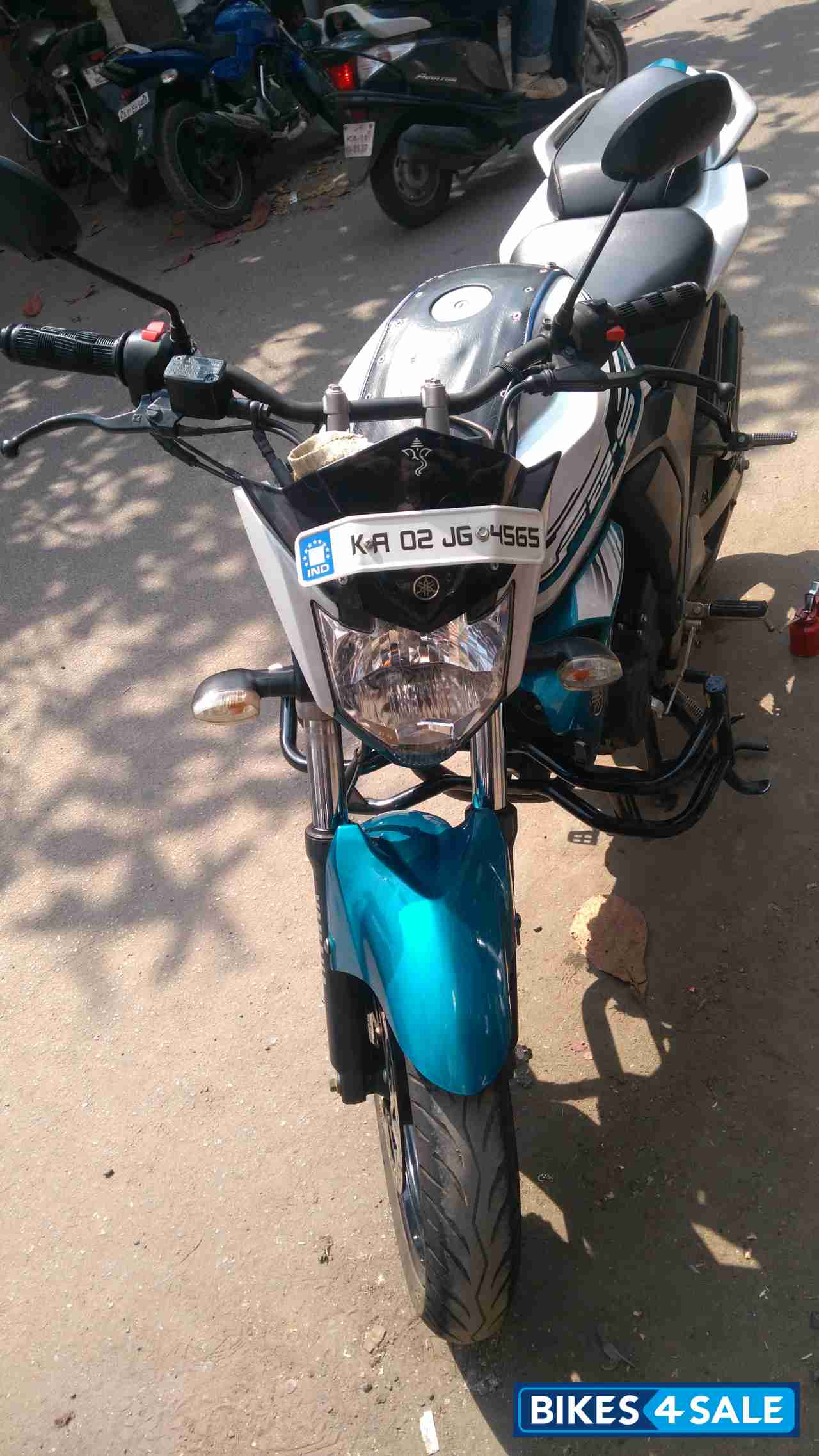 Bluish White Cocktail Yamaha FZ-S FI V2