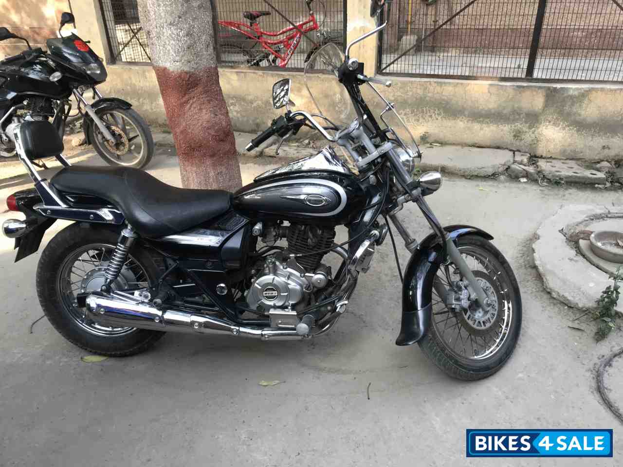 Black Bajaj Avenger Cruise 220