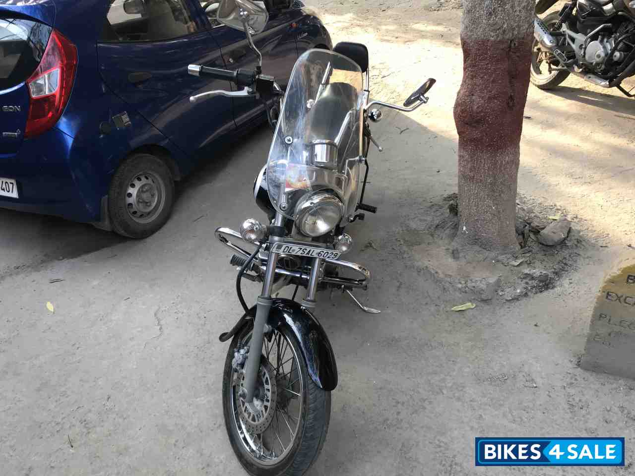 Black Bajaj Avenger Cruise 220