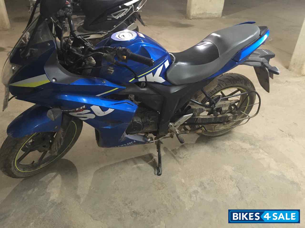 Blue Suzuki Gixxer SF