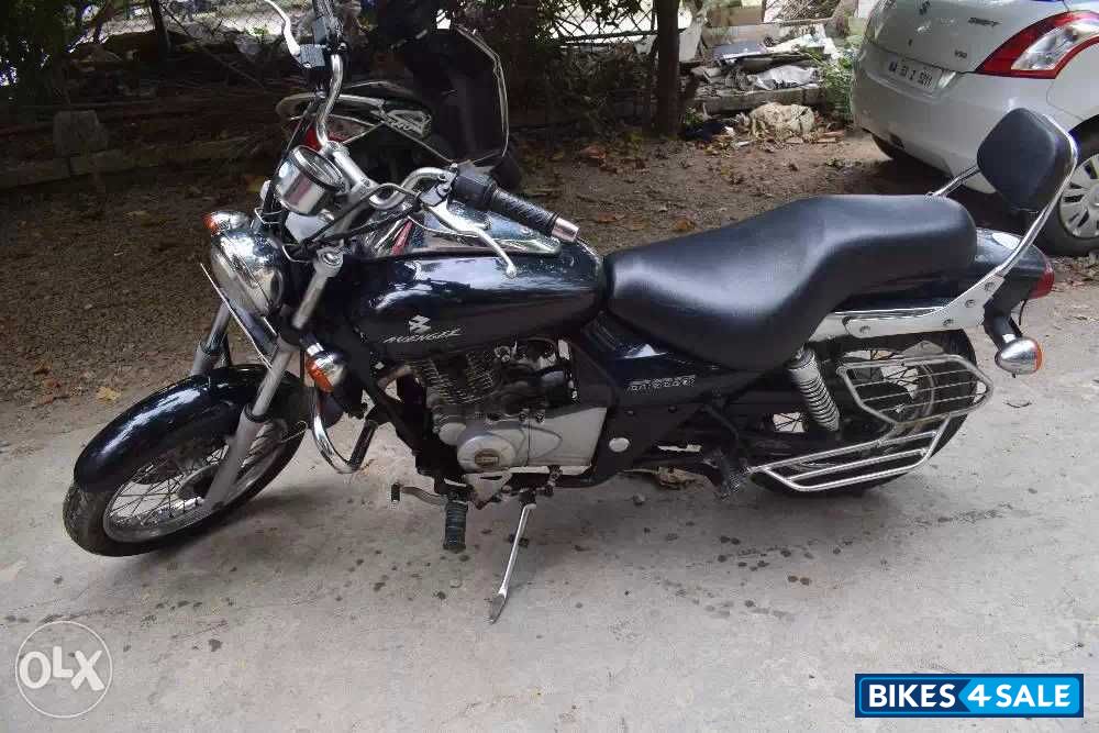 Black Bajaj Avenger 220 DTS-i