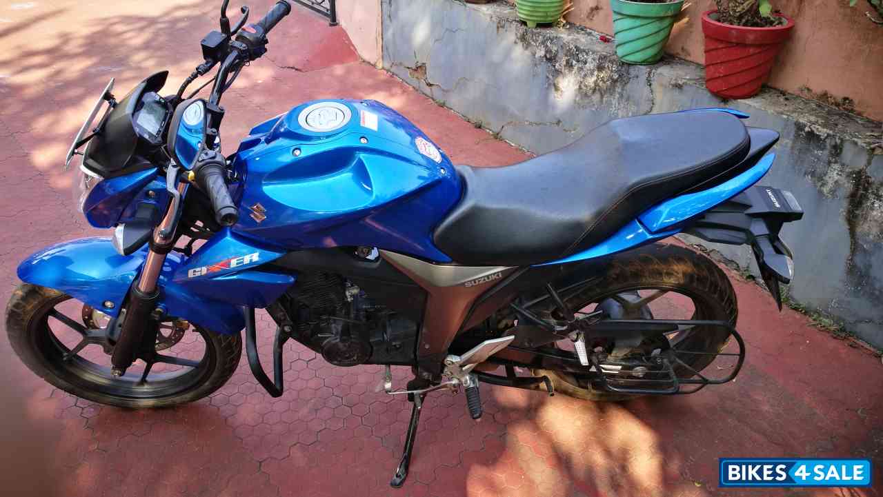 Blue Suzuki Gixxer 150
