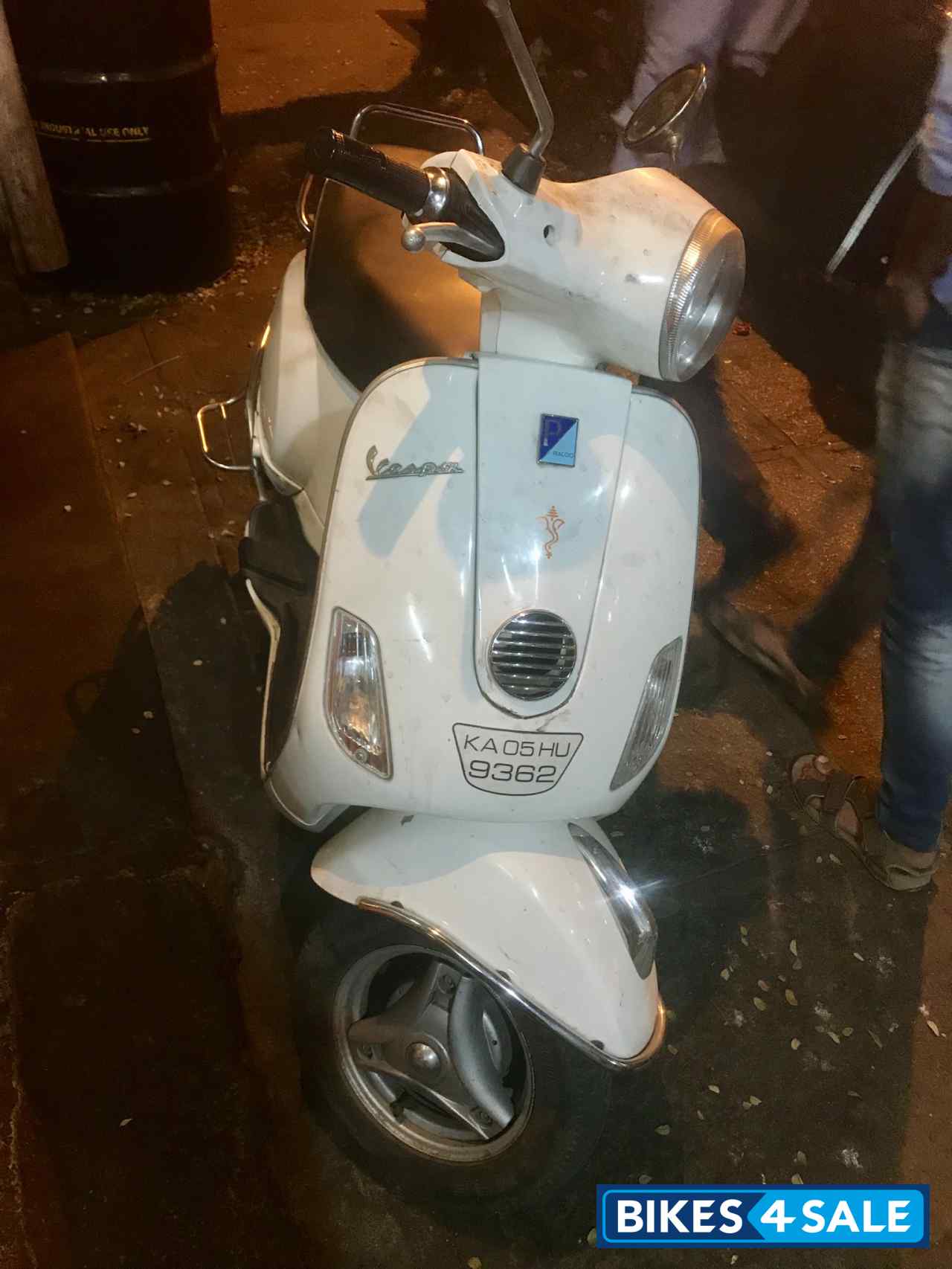 White Vespa LX 125