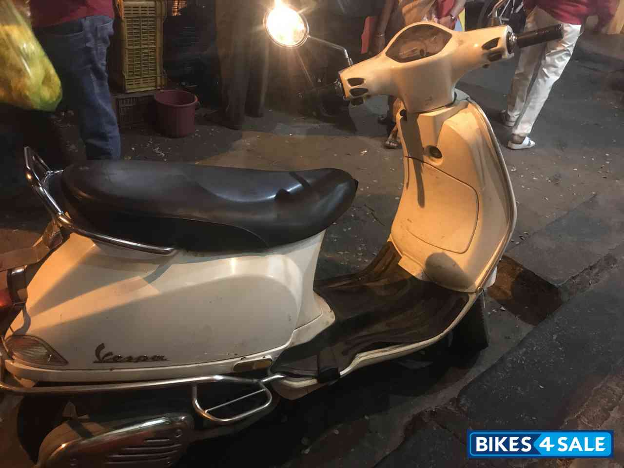 White Vespa LX 125