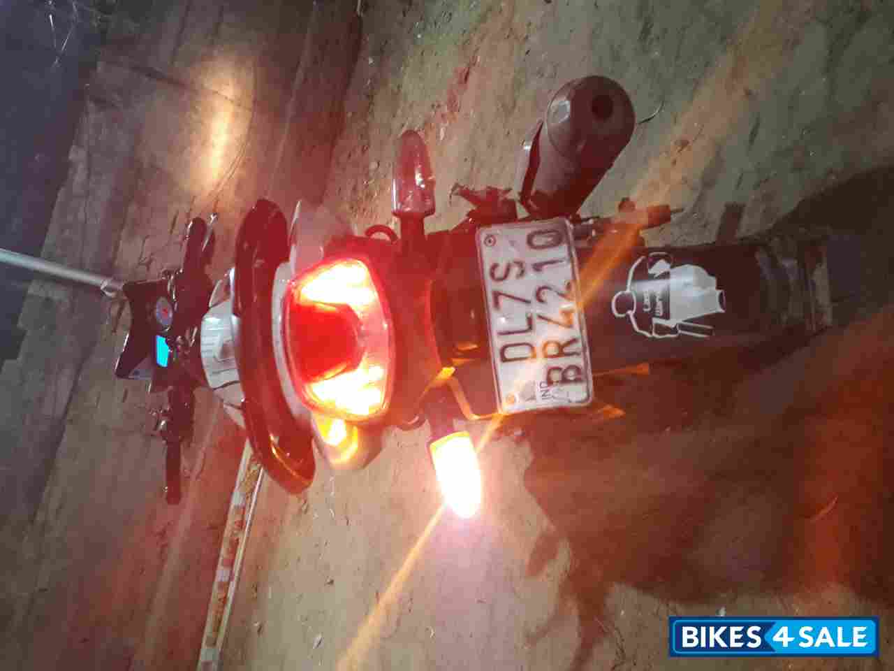 White TVS Apache RTR 180