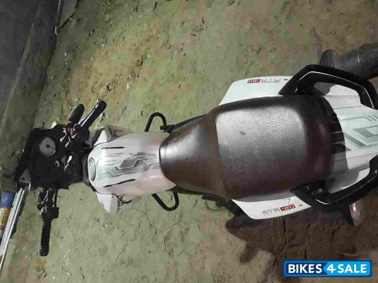 White TVS Apache RTR 180