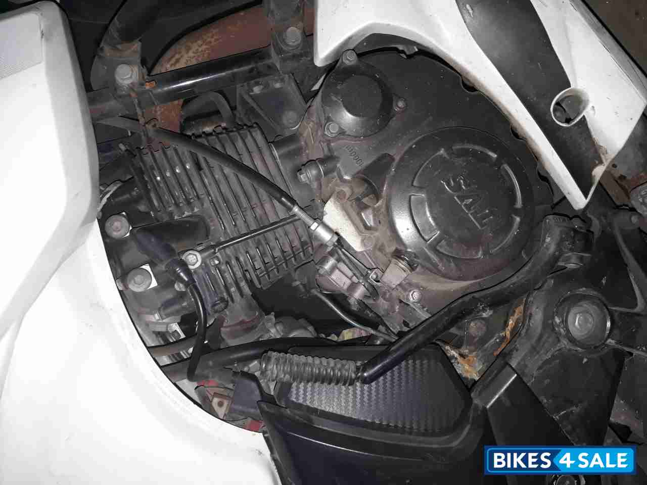 White TVS Apache RTR 180