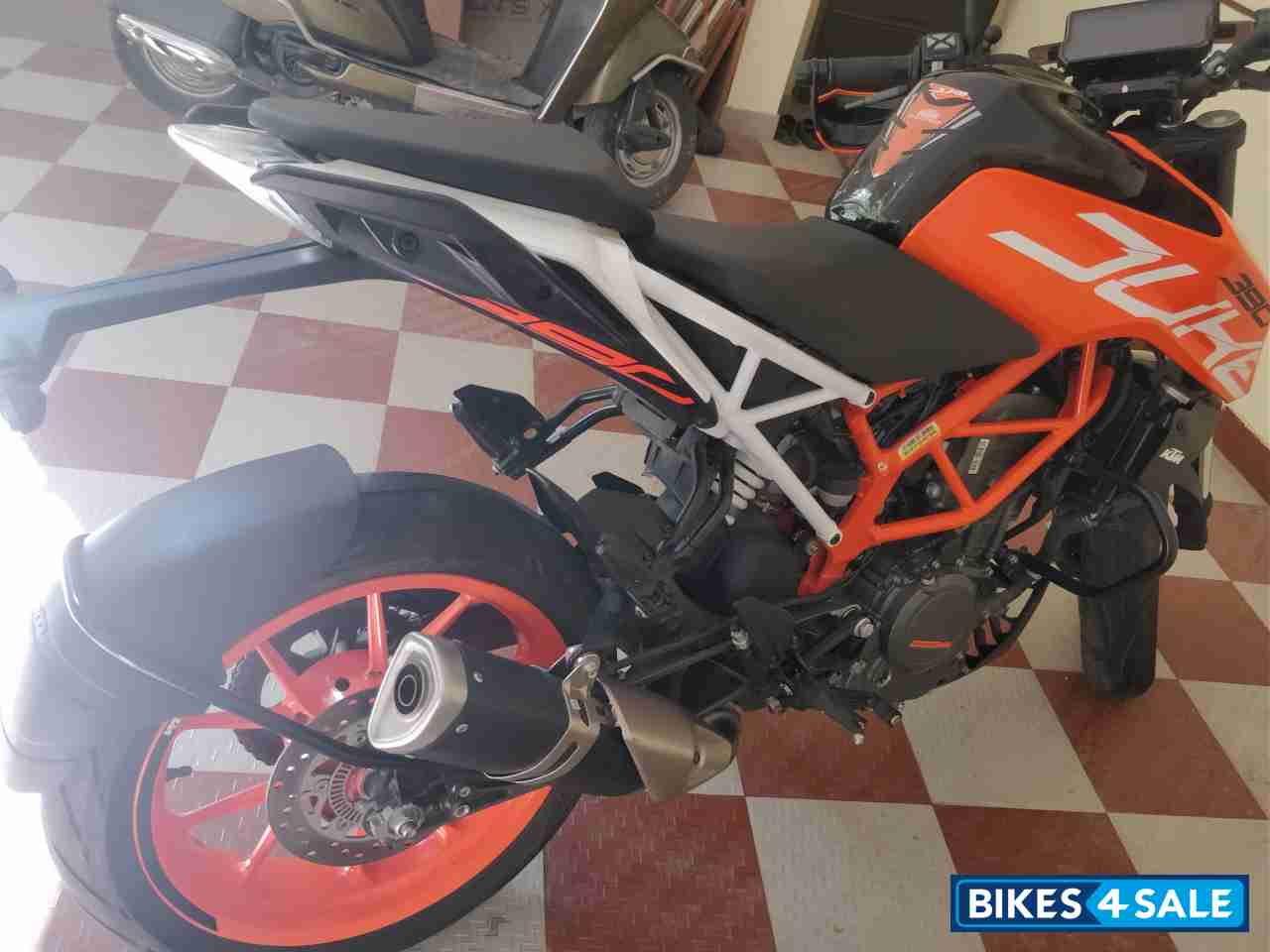 Orange KTM Duke 390 Orange KTM Duke 390