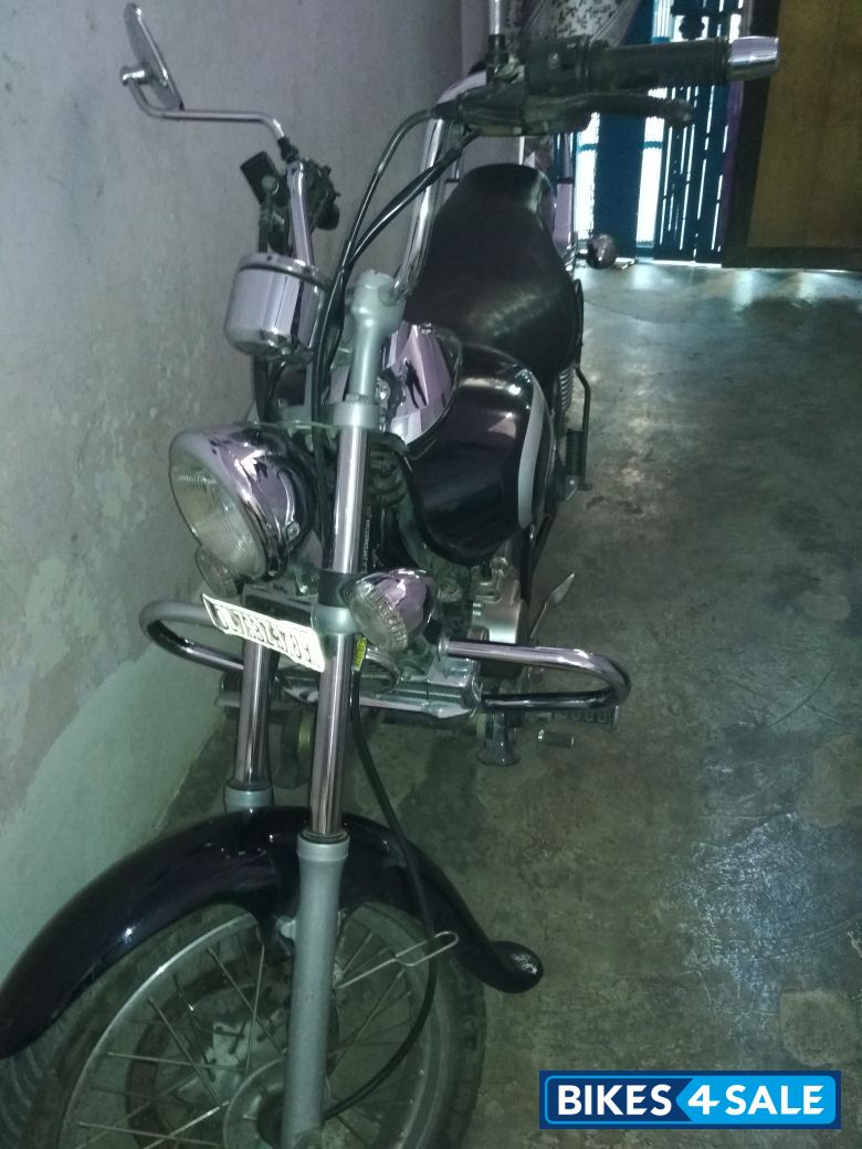 Black Bajaj Avenger Cruise 220