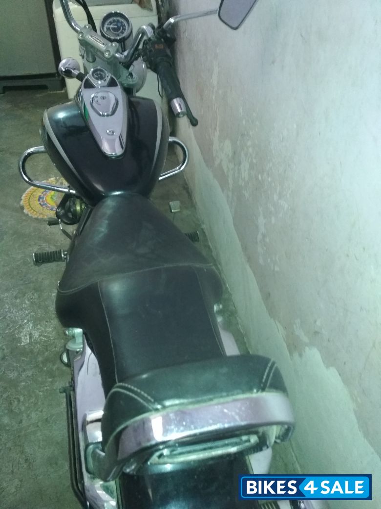 Black Bajaj Avenger Cruise 220