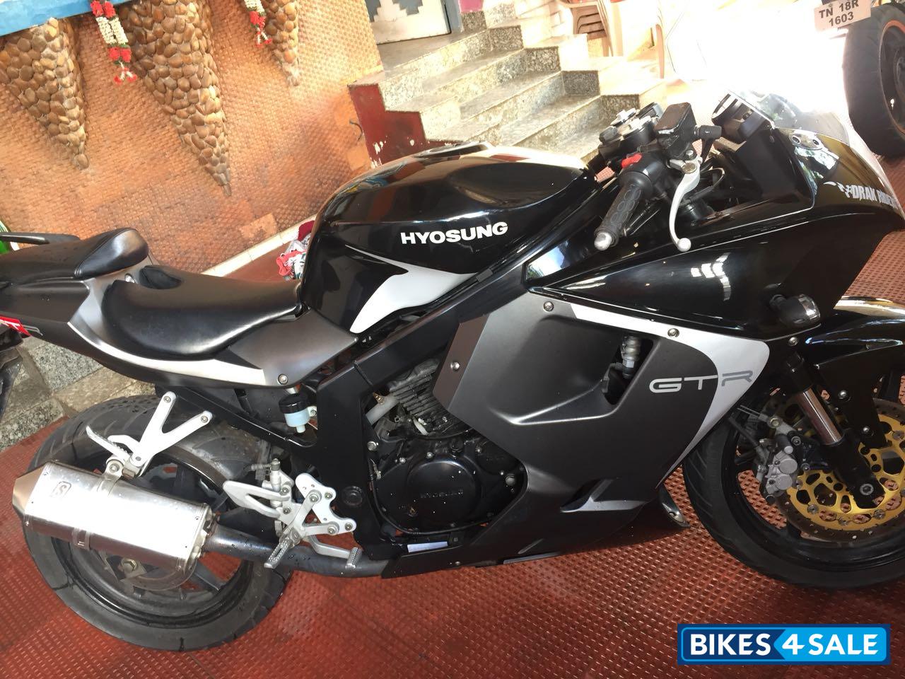 Black Hyosung GT250R