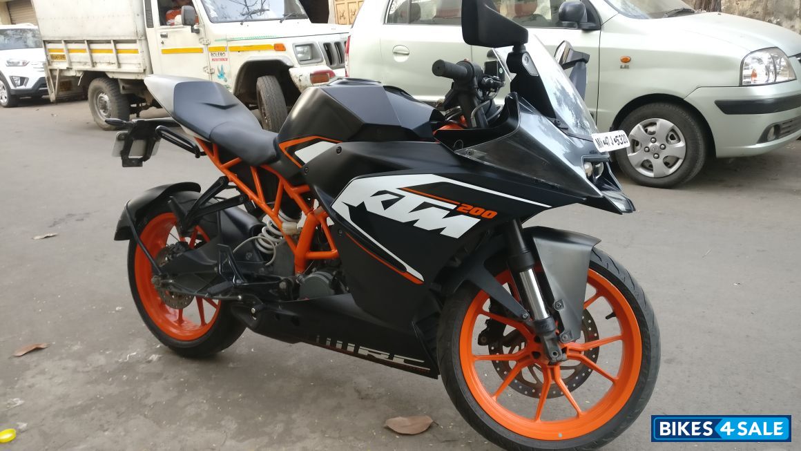 Black KTM RC 200