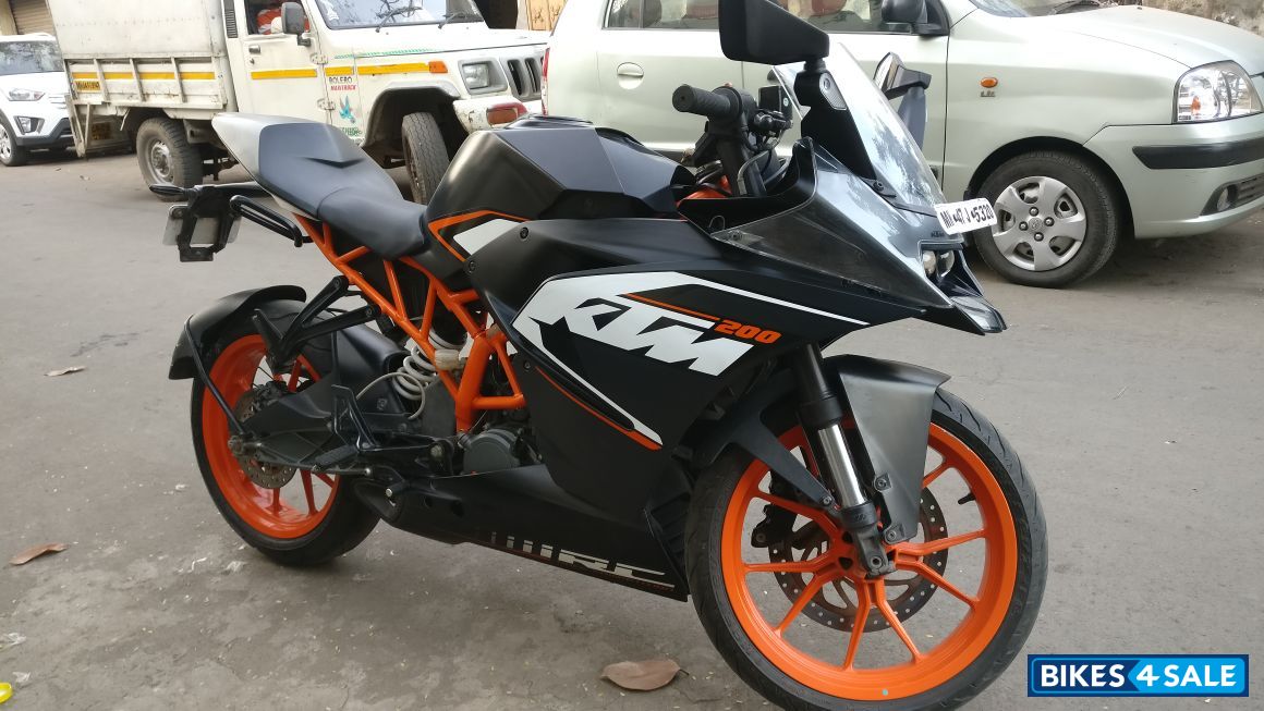 Black KTM RC 200