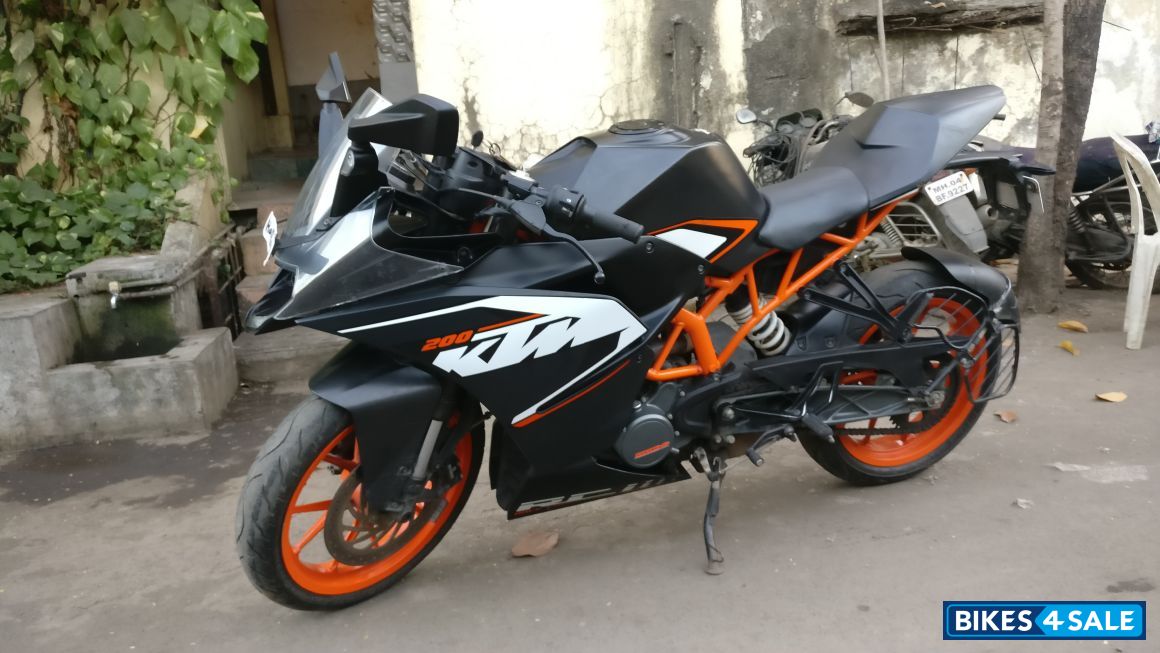 Black KTM RC 200