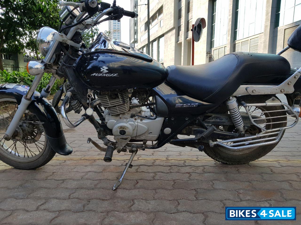 Black Bajaj Avenger 200 DTS-i