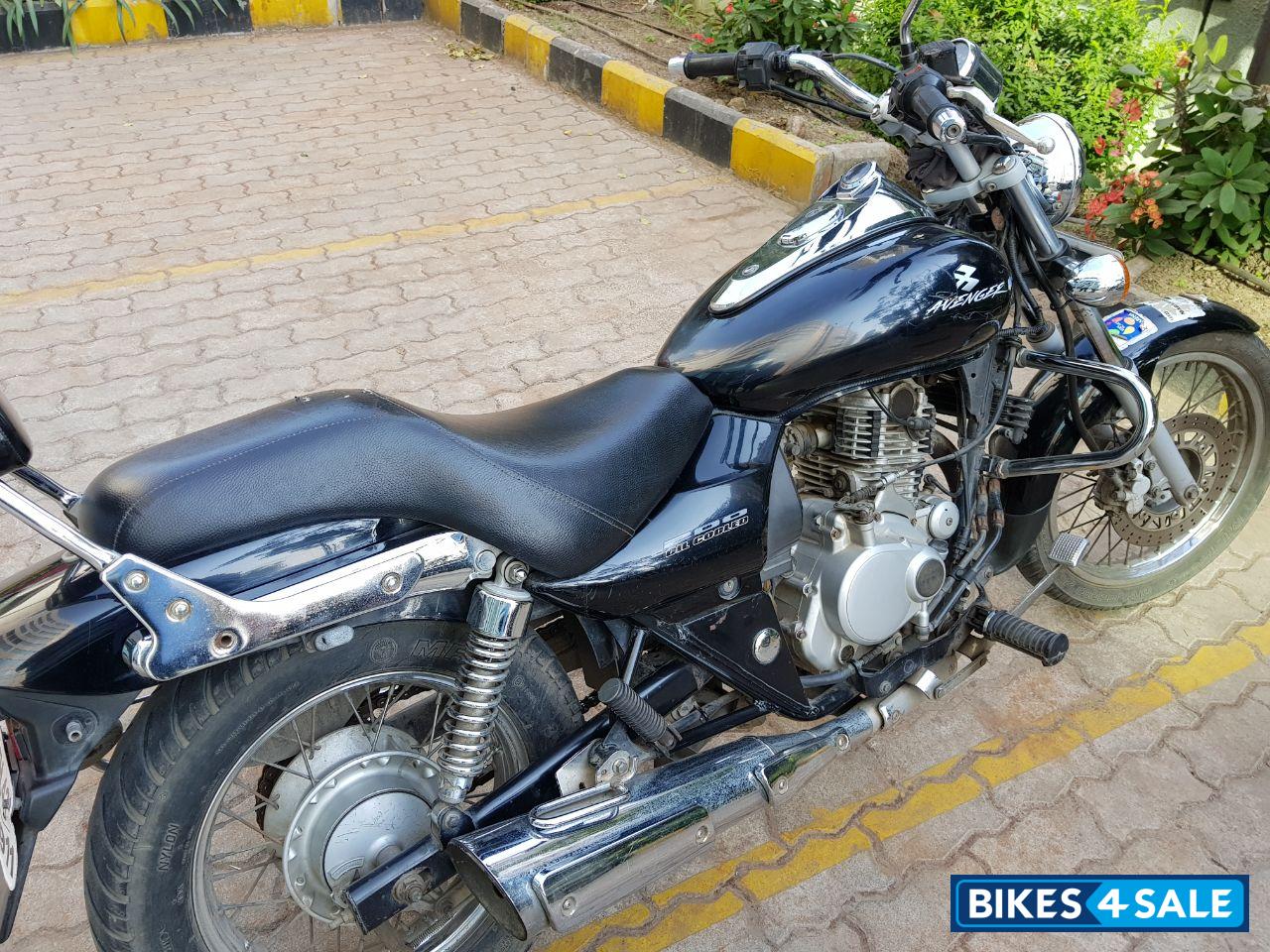 Black Bajaj Avenger 200 DTS-i