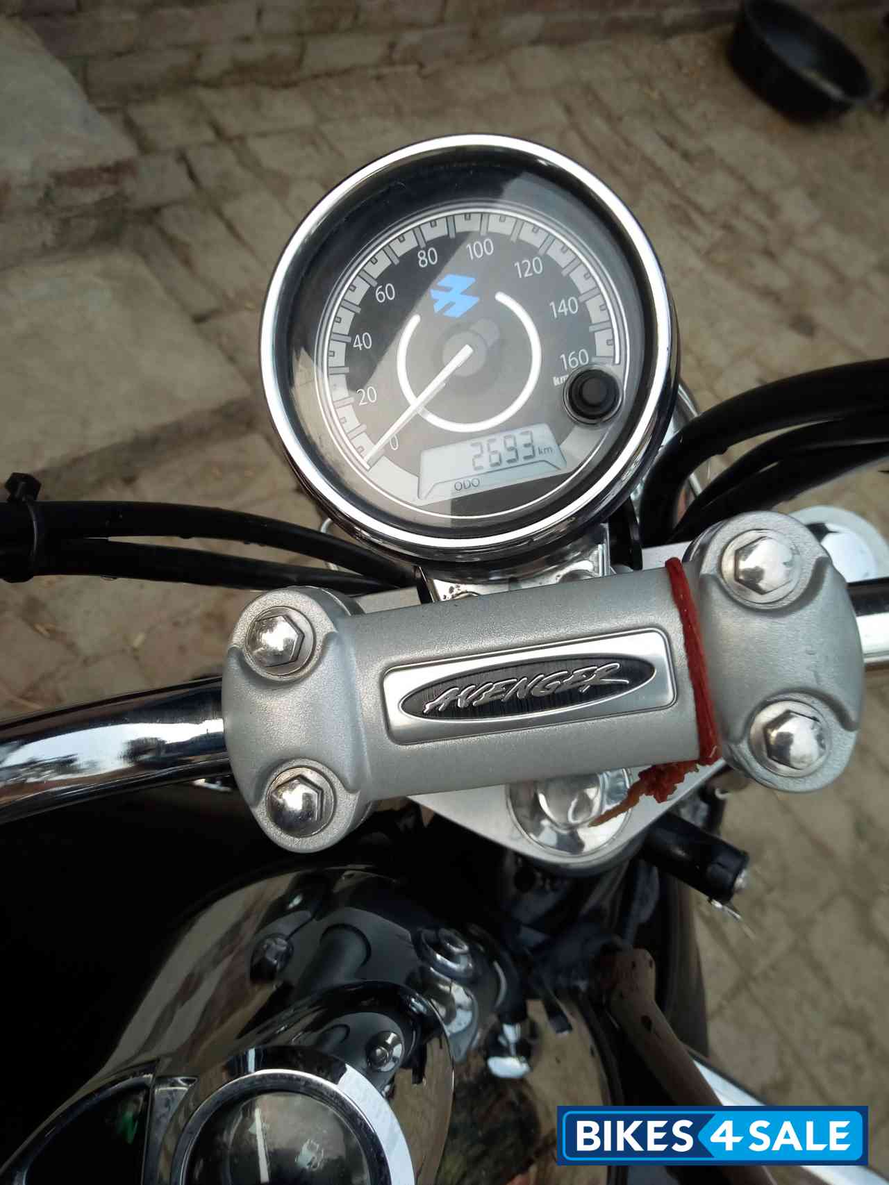 Black Bajaj Avenger Cruise 220