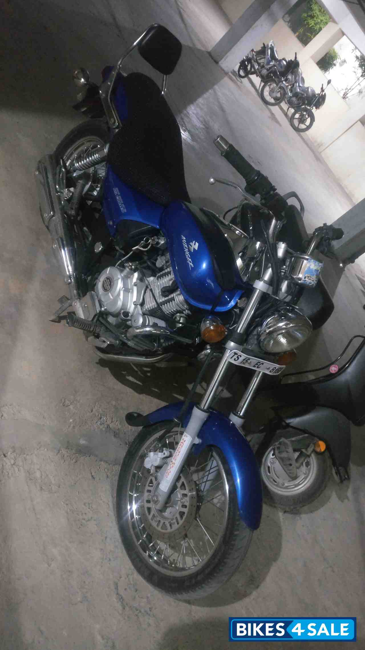 Blue Bajaj Avenger 220 DTS-i