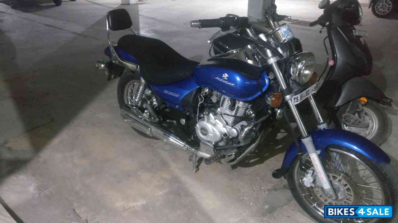 Blue Bajaj Avenger 220 DTS-i Blue Bajaj Avenger 220 DTS-i