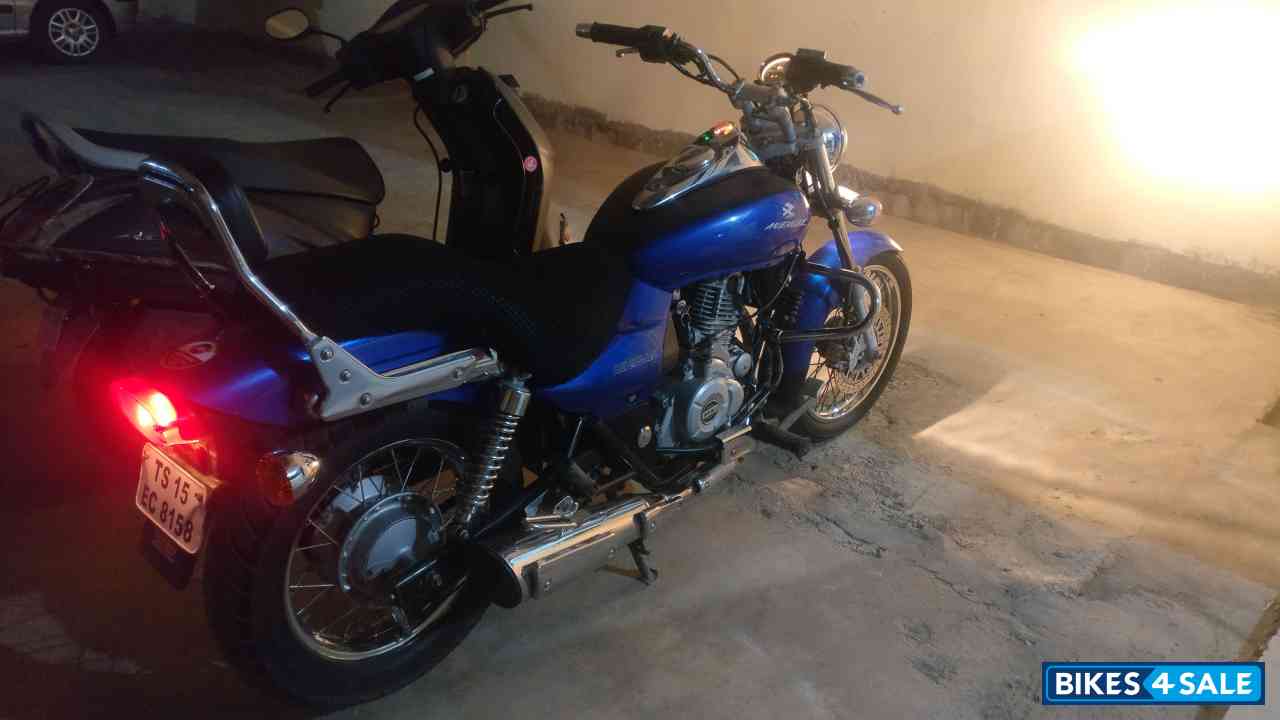 Blue Bajaj Avenger 220 DTS-i Blue Bajaj Avenger 220 DTS-i