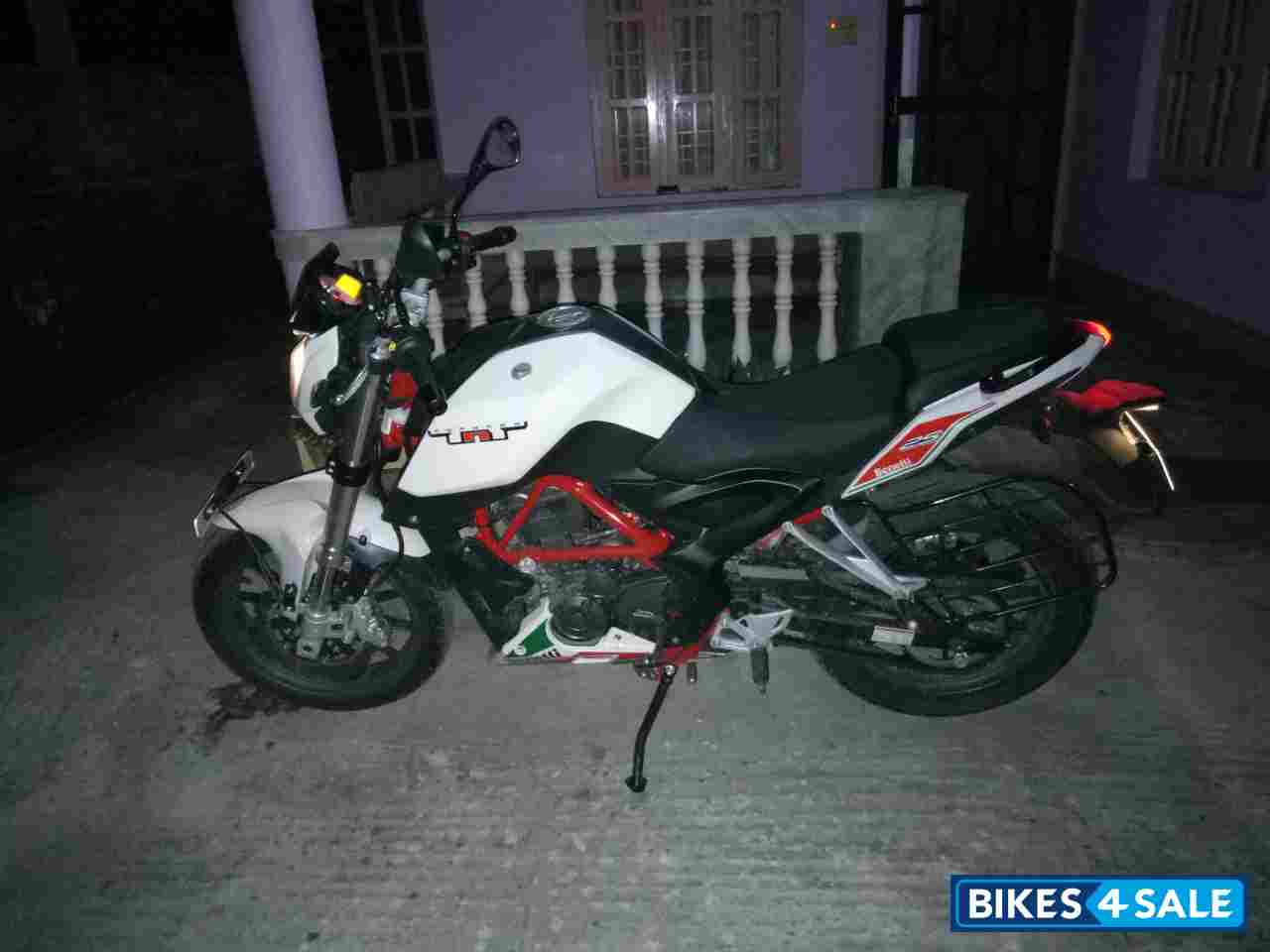 White Benelli TNT 25