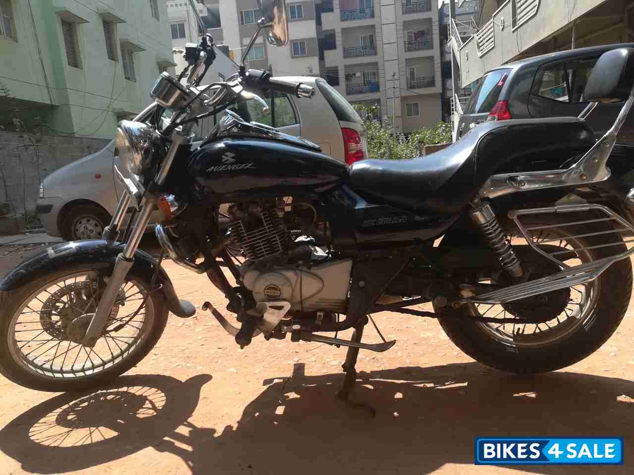 Black Bajaj Avenger 220 DTS-i