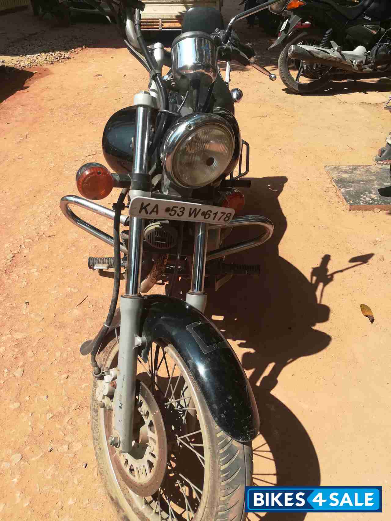 Black Bajaj Avenger 220 DTS-i Black Bajaj Avenger 220 DTS-i