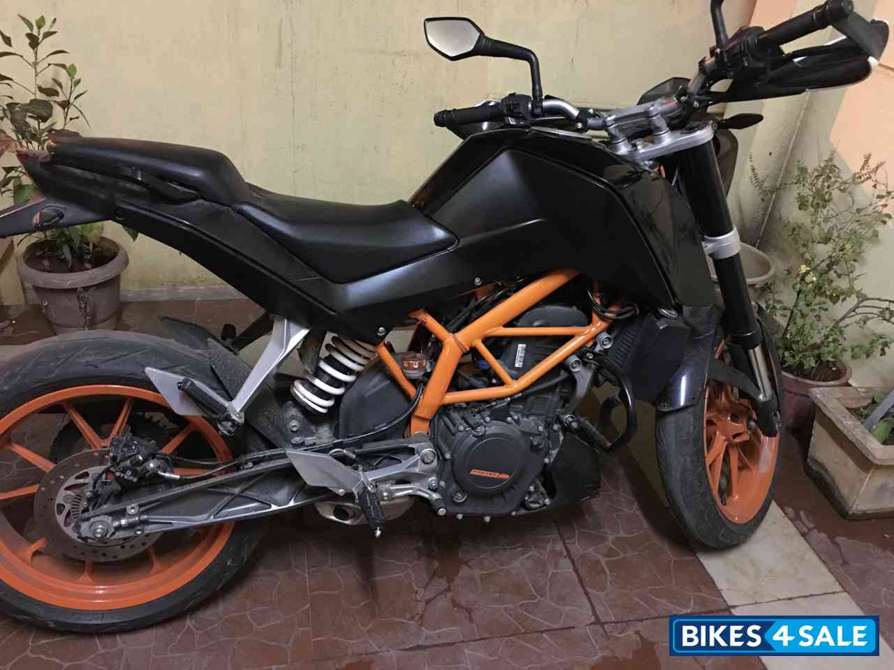 Black KTM Duke 390