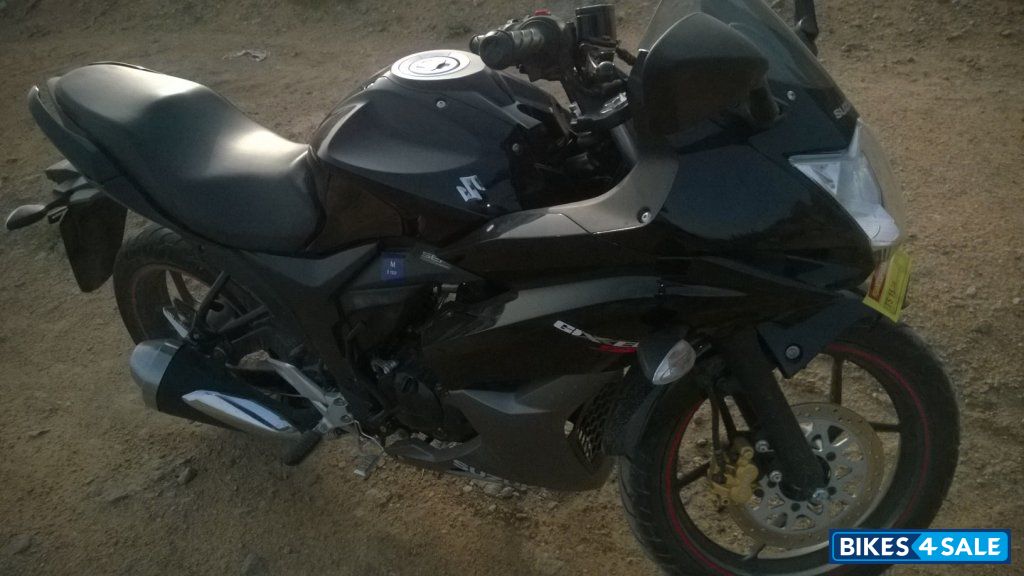 Black Suzuki Gixxer SF