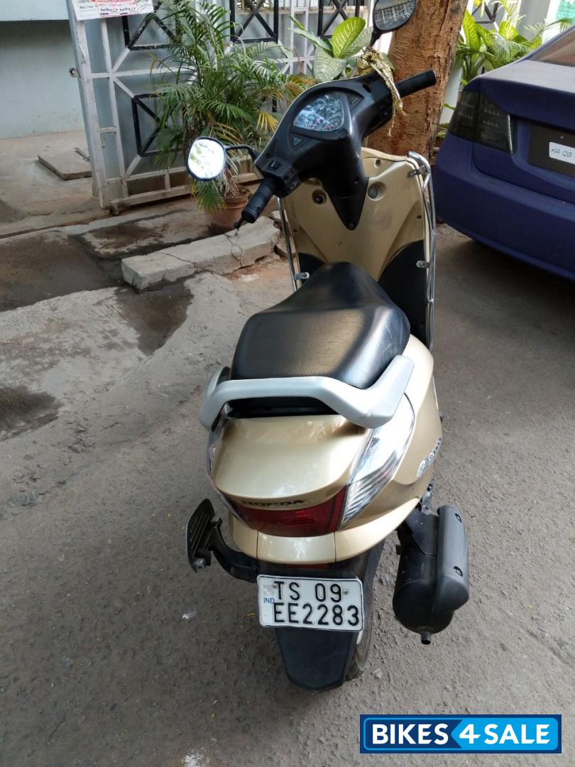 Gold Honda Aviator