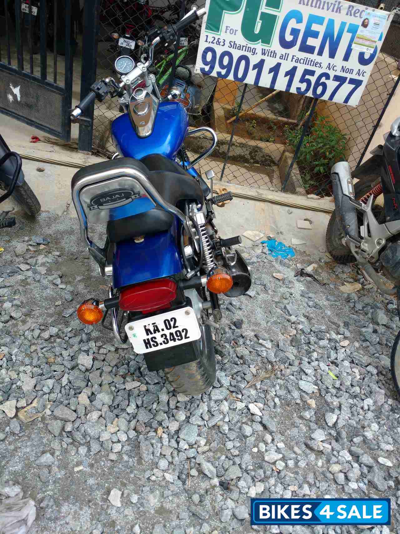 Blue Bajaj Avenger 220 DTS-i